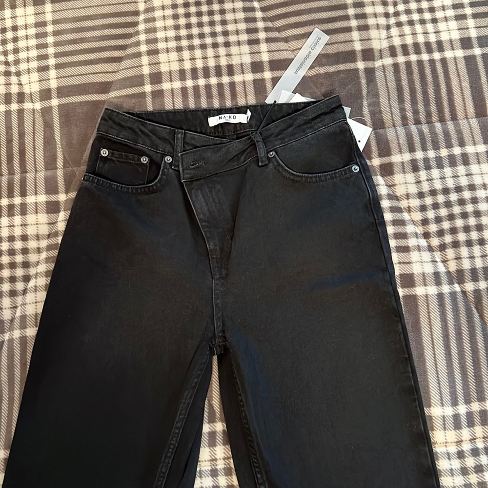 HP!! 🎉NWT Black Asymmetric closure wide leg jeans